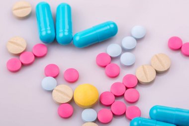 farklı tabletler haplar kapsül yığınları karışık terapi ilaçları