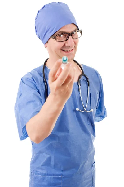 Őrült orvos egy fecskendővel elszigetelt fehér háttér felett — Stock Fotó