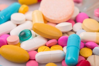 farklı tabletler haplar kapsül yığınları karışık terapi ilaçları