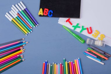 Mavi ahşap arka planda okul konseptine dönelim.