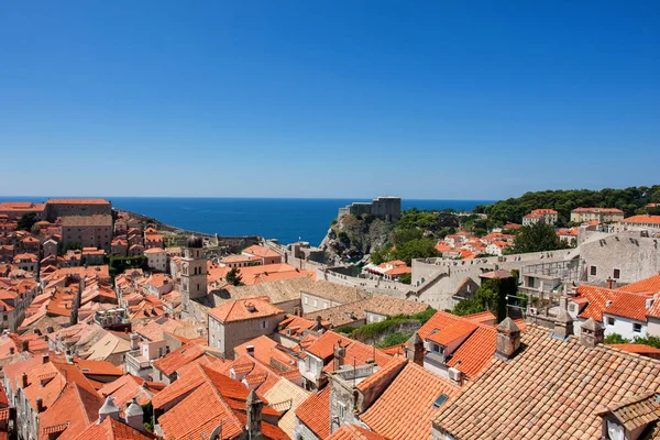 Blick auf alte Kirchen und historische Gebäude von Dubrovnik, Kroatien — Stockfoto