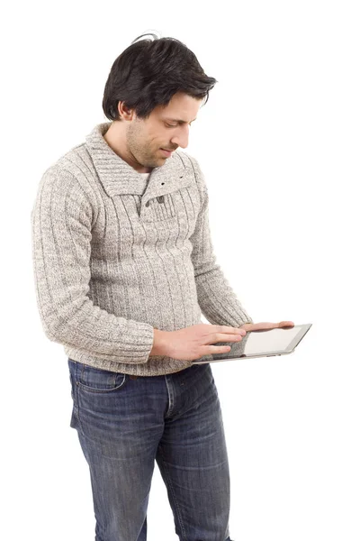 Młody człowiek na co dzień patrząc na komputerze typu tablet, na białym tle — Zdjęcie stockowe
