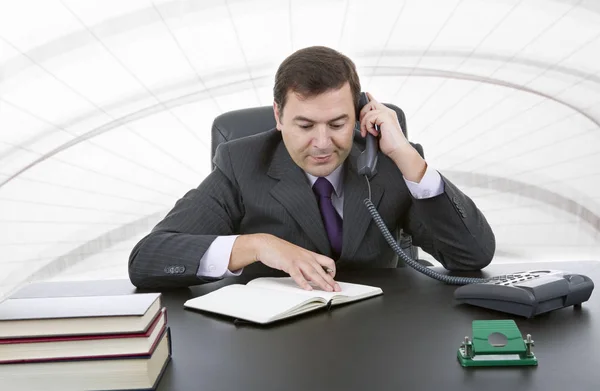 Ejecutivo en el trabajo y hablando por teléfono en su escritorio en la oficina — Foto de Stock