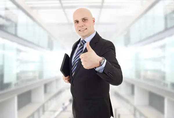 Affärsman med en TabletPC går tummen upp, på kontoret — Stockfoto