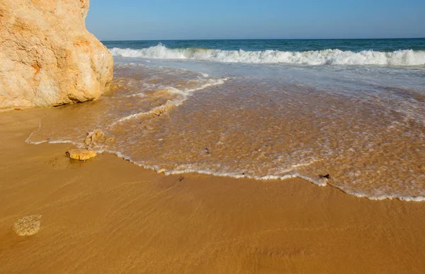 Piękna plaża w Albufeira, Algarve, na południe od Portugalii — Zdjęcie stockowe