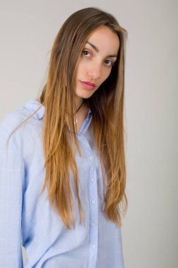 genç güzel kadın kapatmak dikey