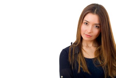 Genç, sıradan, güzel bir kadın, beyazlar içinde.