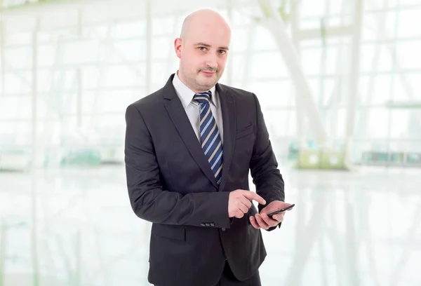 Young businessman working on the phone, at the office — Stock Photo, Image