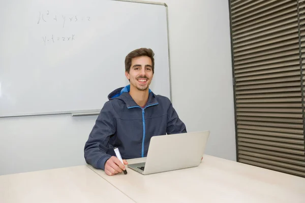 Jovem estudante adolescente casual em sala de aula — Fotografia de Stock