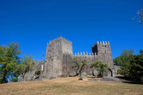 Kasteel van Guimaraes. De belangrijkste middeleeuwse kasteel in Portugal. Guimaraes, Portugal — Stockfoto