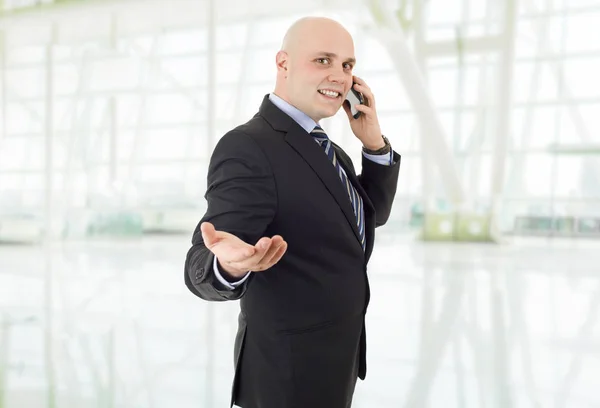 Glücklicher Geschäftsmann am Telefon, im Büro — Stockfoto