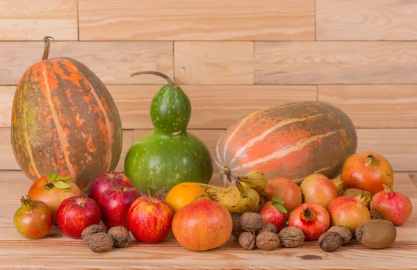 Концепция осенних фруктов. Падение фруктов на деревянный стол, студийное фото — стоковое фото