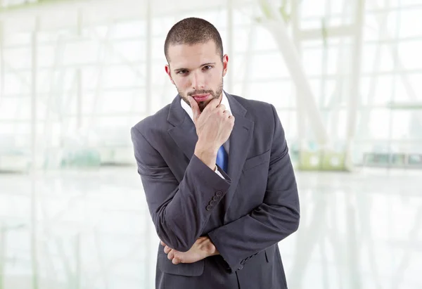 Giovane uomo d'affari che pensa in ufficio — Foto Stock