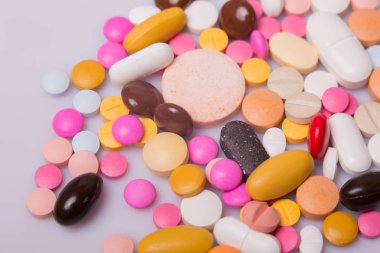 farklı tabletler haplar kapsül yığınları karışık terapi ilaçları
