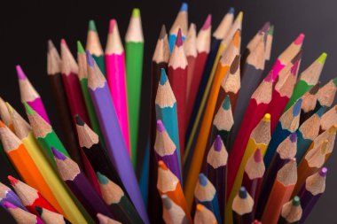 Koyu arkaplanda, ahşap renkli kalemler.