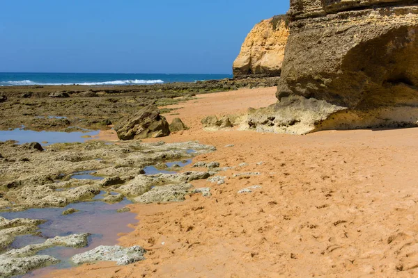 Krásná pláž na Albufeira, Algarve, jižně od Portugalska — Stock fotografie