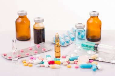farklı tabletler haplar kapsül yığınları karışık terapi ilaçları