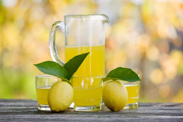 가 세트, 야외 나무 테이블에 레몬 주스 — 스톡 사진