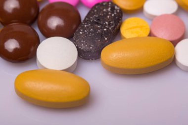 farklı tabletler haplar kapsül yığınları karışık terapi ilaçları