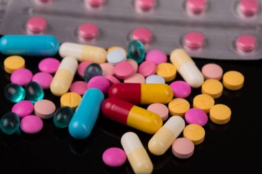 farklı tabletler haplar kapsül yığınları karışık terapi ilaçları