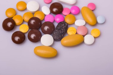 farklı tabletler haplar kapsül yığınları karışık terapi ilaçları