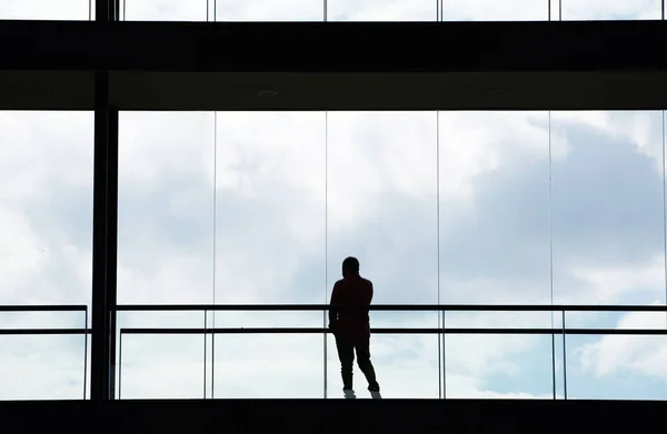 Vue silhouette de jeune homme d'affaires dans un immeuble de bureaux moderne intérieur — Photo