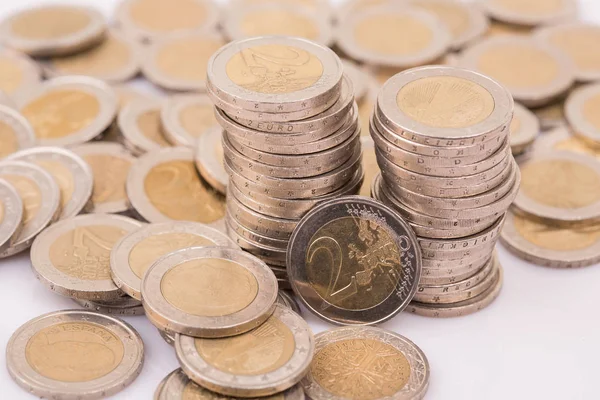 Vista superior de cerca la imagen de gran cantidad de monedas de dinero en euros. — Foto de Stock