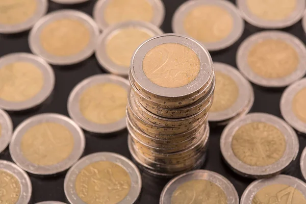 Vista superior de cerca la imagen de gran cantidad de monedas de dinero en euros. — Foto de Stock