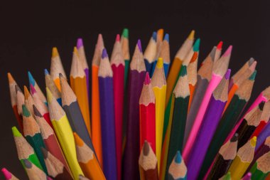 Koyu arkaplanda, ahşap renkli kalemler.