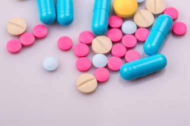 farklı tabletler haplar kapsül yığınları karışık terapi ilaçları