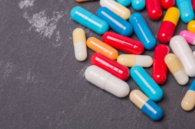 farklı tabletler haplar kapsül yığınları karışık terapi ilaçları