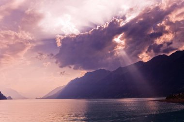 İsviçre, Brienz 'de gün batımında İsviçre Gölü