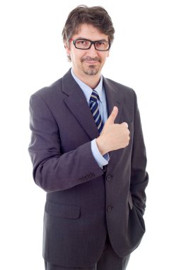 Genç iş adamı başparmağını kaldırıyor, beyaz üzerinde tek başına.