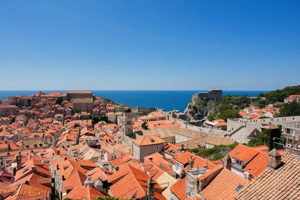 Blick auf alte Kirchen und historische Gebäude von Dubrovnik, Kroatien — Stockfoto