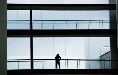 Modern ofis binası iç genç işkadını görünümünü siluet