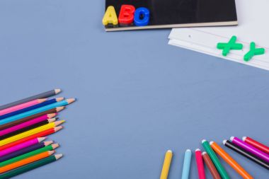 Mavi ahşap arka planda okul konseptine dönelim.