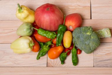 Tahta bir yüzeyde sebzeler