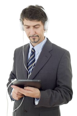 Tablet bilgisayar ve kulaklıklı iş adamı, izole