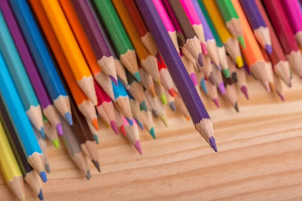 Drewniane kolorowe ołówki, na drewnianym stole — Zdjęcie stockowe