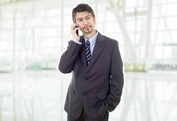 Mladý obchodník na telefonu, v kanceláři — Stock fotografie