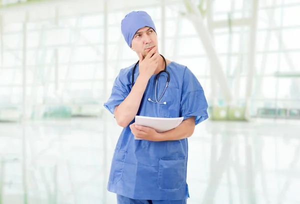 Doctor pensando con sus notas, en el hospital — Foto de Stock