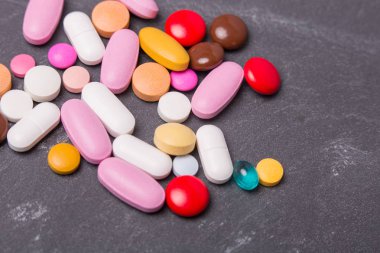 farklı tabletler haplar kapsül yığınları karışık terapi ilaçları 