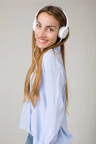 Belle jeune femme écouter de la musique avec écouteurs — Photo