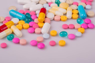 farklı tabletler haplar kapsül yığınları karışık terapi ilaçları