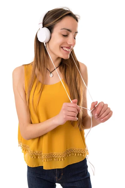 Hermosa joven escuchar música con auriculares, aislado — Foto de Stock