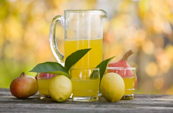 Suco de limão em uma mesa de madeira, jogo de outono, ao ar livre — Fotografia de Stock
