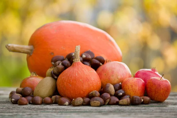 Herfst fruit buiten op een houten tafel — Stockfoto