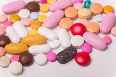 farklı tabletler haplar kapsül yığınları karışık terapi ilaçları