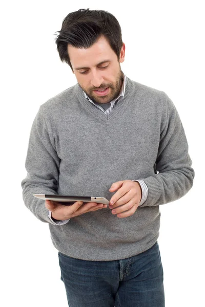Na co dzień człowiek patrząc na komputerze typu tablet, na białym tle — Zdjęcie stockowe