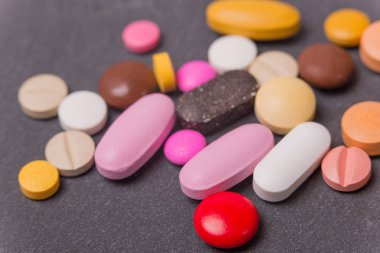 farklı tabletler haplar kapsül yığınları karışık terapi ilaçları